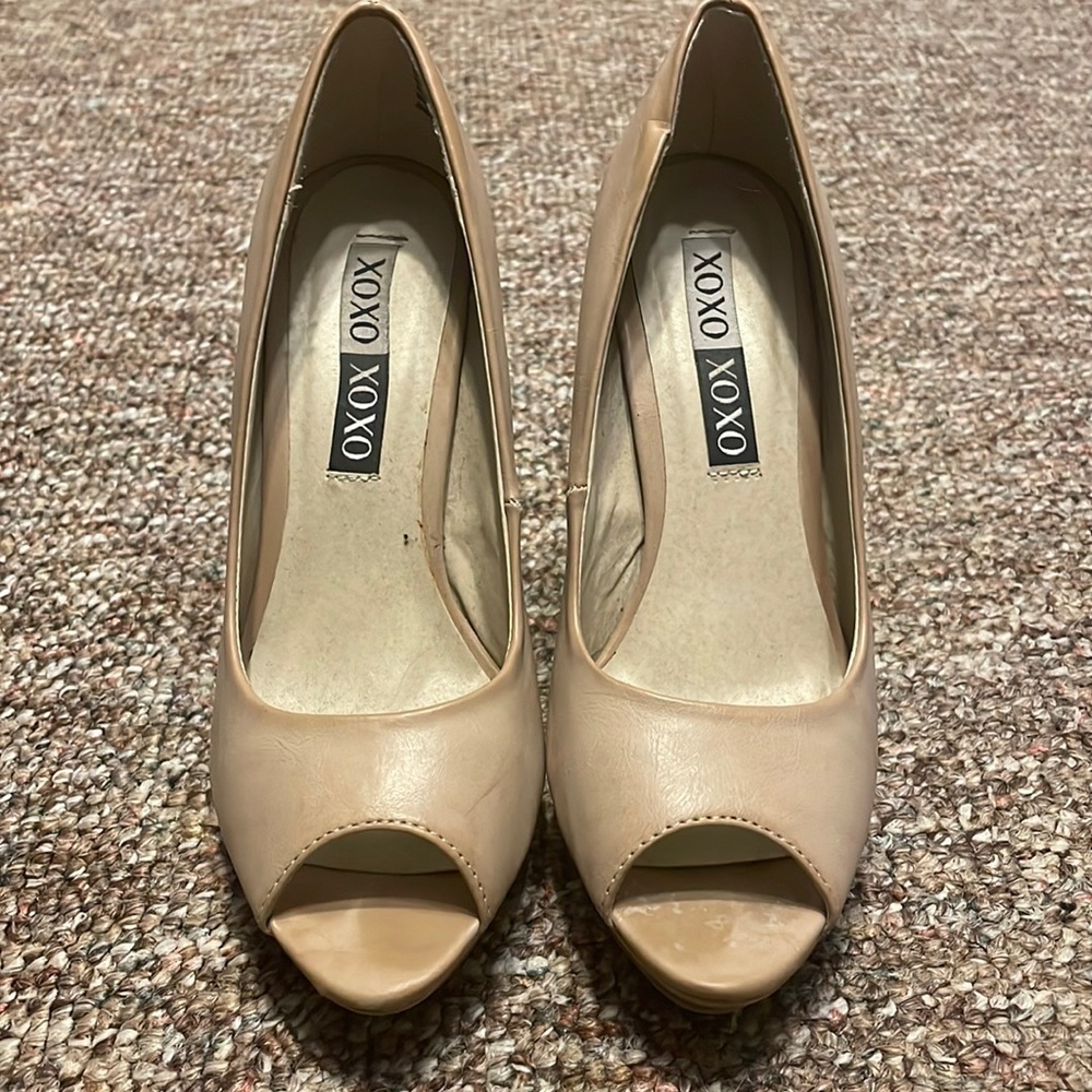 Women’s nude pumps